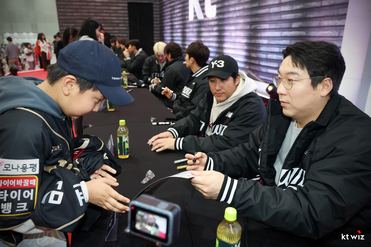 흥참동 맞어? 팬 페스티벌 4600명 매진 실화냐...KT, 우리도 인기…