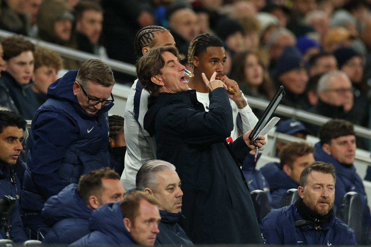 "경기 중 '야유' 토트넘 팬 아냐" 프랭크 충격 발언! '참사' 비카리…