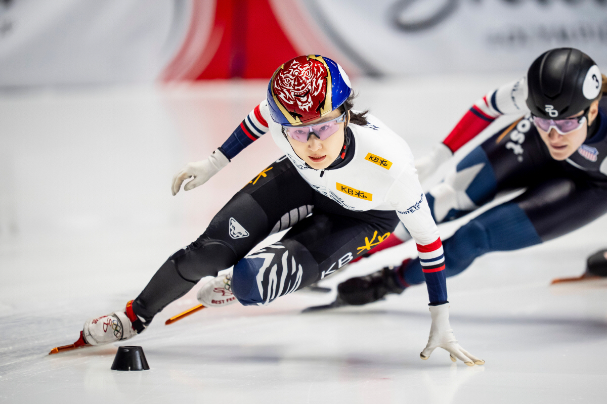 韓 쇼트트랙 '밀라노 적신호' 켜졌다! '괴력의 단풍국' 폭풍 질주...…
