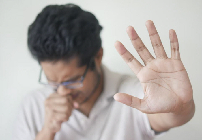 계단 오를 때 숨차고 옷 입을 때 호흡 불편…찬바람에 'COPD' 환자 …