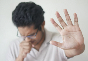 계단 오를 때 숨차고 옷 입을 때 호흡 불편…찬바람에 'COPD' 환자 증가