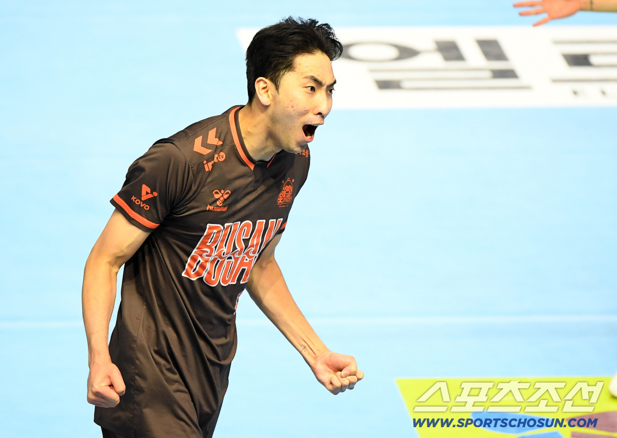 "부산에 내려왔던데?" 부상이라던 알리 깜짝 등장 → 300승 명장은 '…