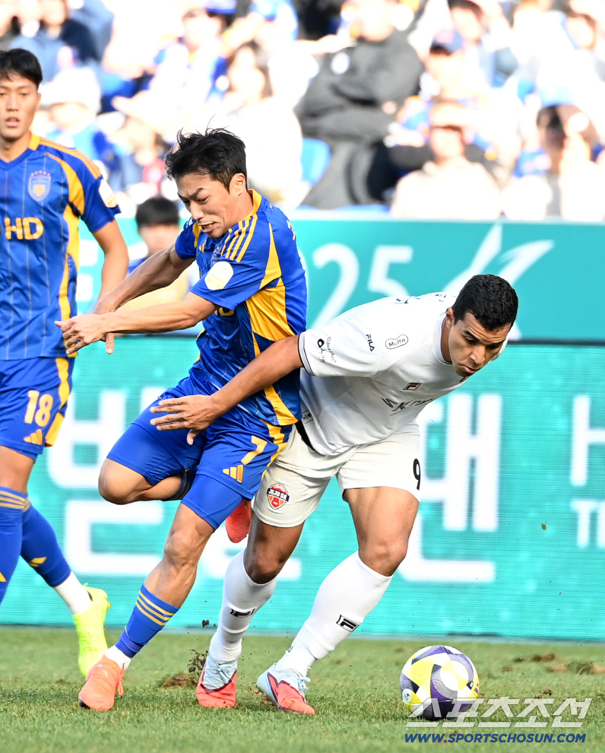 [포토] 유리 조나탄, 고승범 마크 피해 돌진