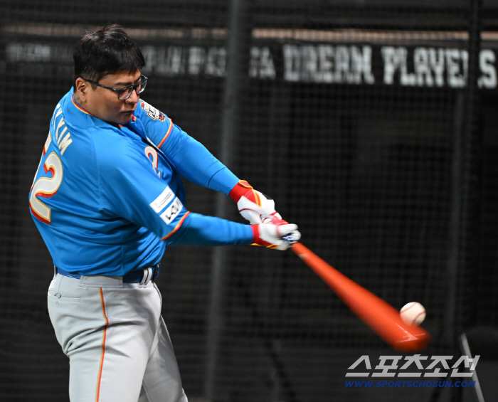 한일 드림 플레이어즈 게임에서 뭉친 '절친' 이대호-김태균 "작년 패배 설욕", "대호 왔으니까 기대한다"