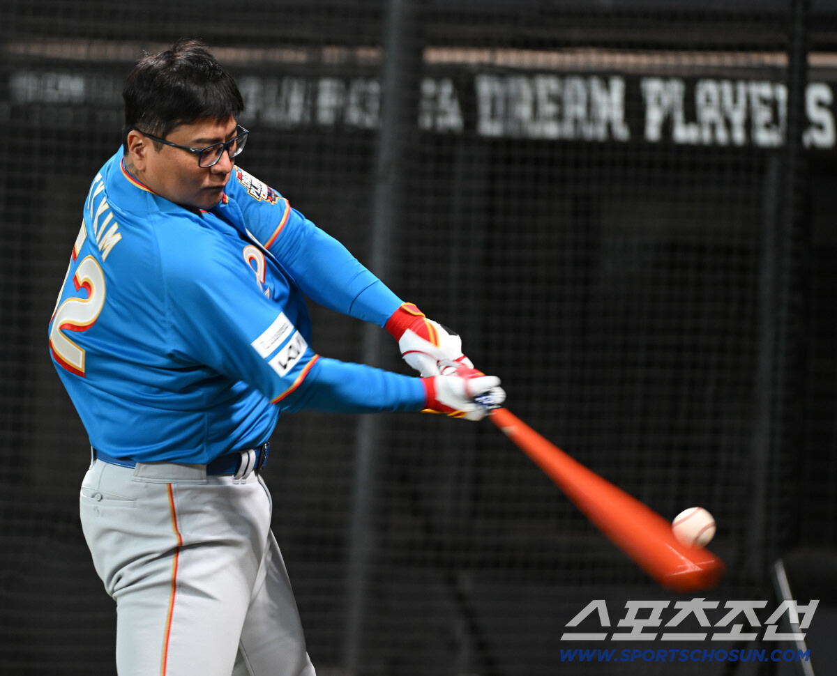 한일 드림 플레이어즈 게임에서 뭉친 '절친' 이대호-김태균 "작년 패배 …