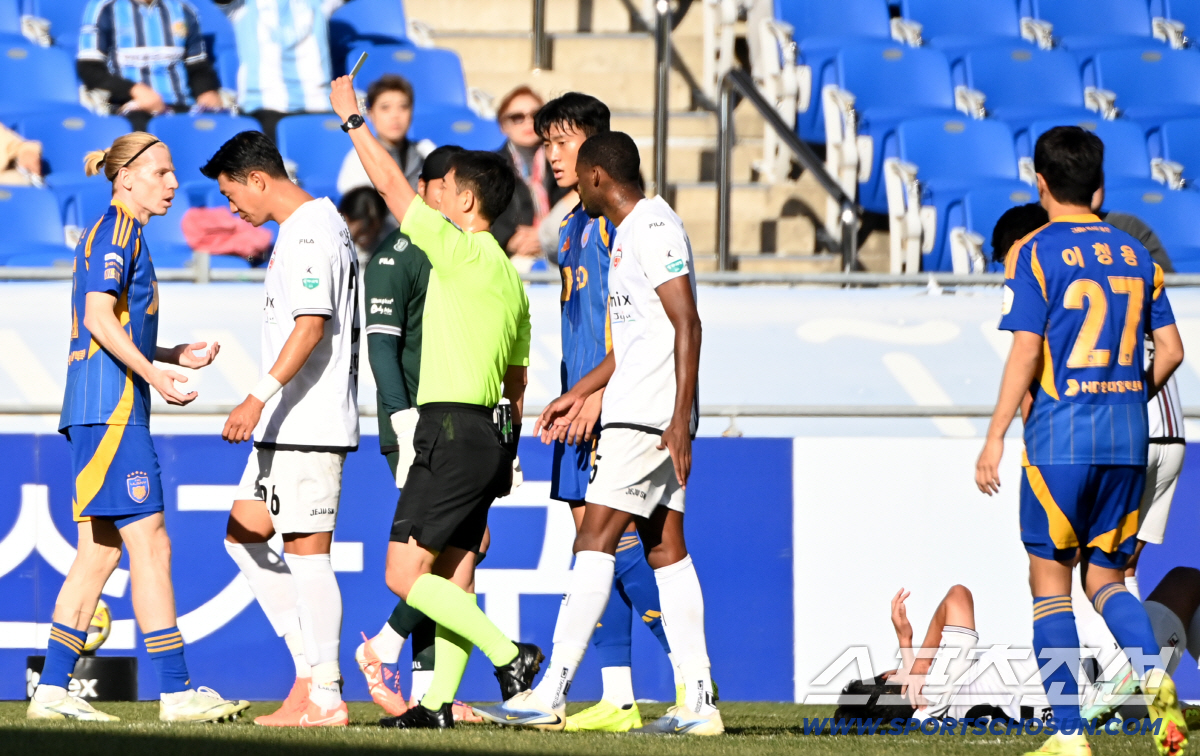 [포토] 루빅손, 거친 수비에 옐로우 카드!