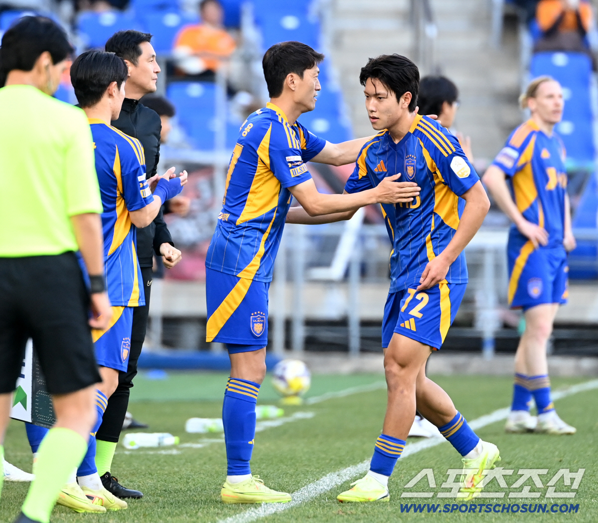 [포토] 전반 투입되는 이청용과 엄원상