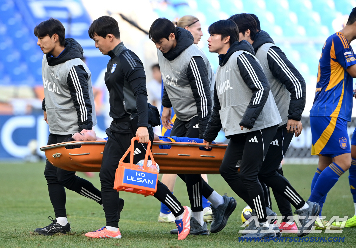 [포토] 들것에 실려 나가는 조현택