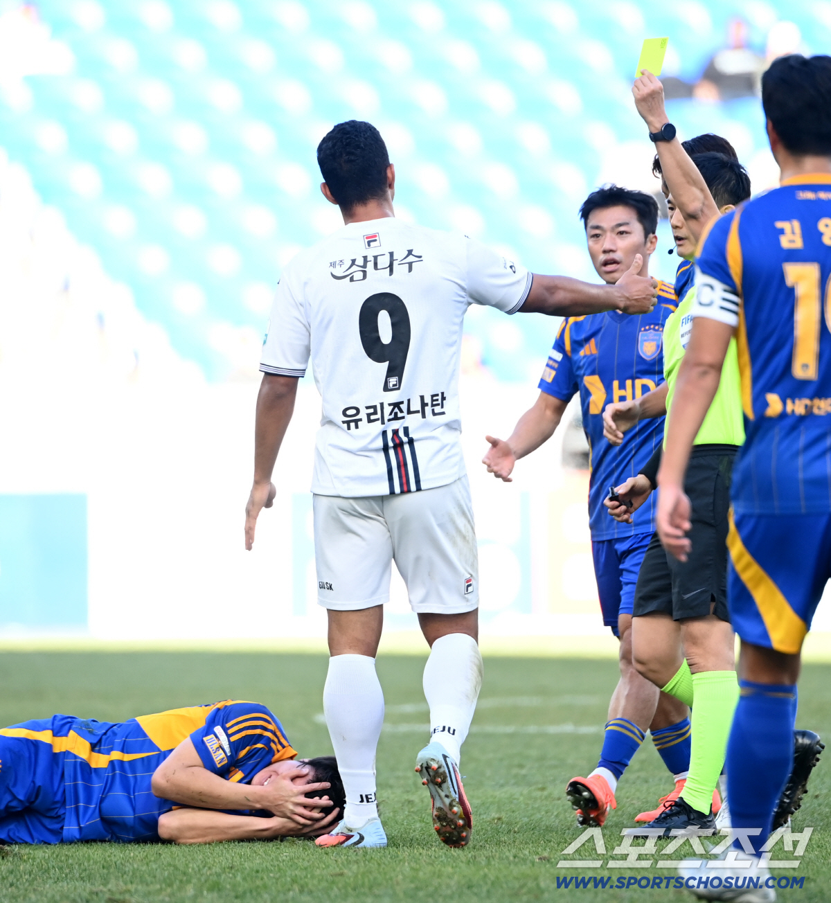 [포토] 유리조나탄과 충돌에 넘어진 조현택, 이건 경고 감!