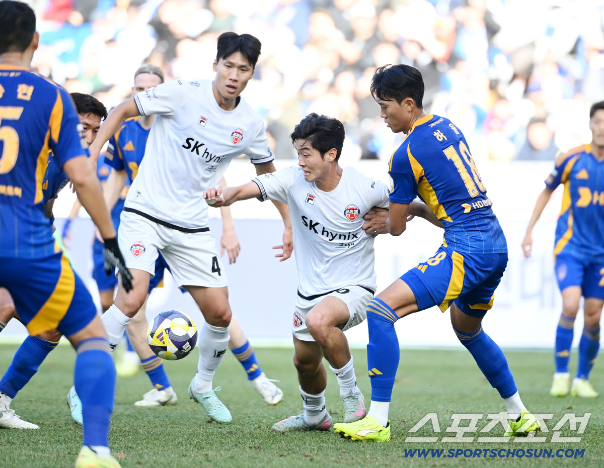 [포토] 울산 골문 노리는 제주 김륜성