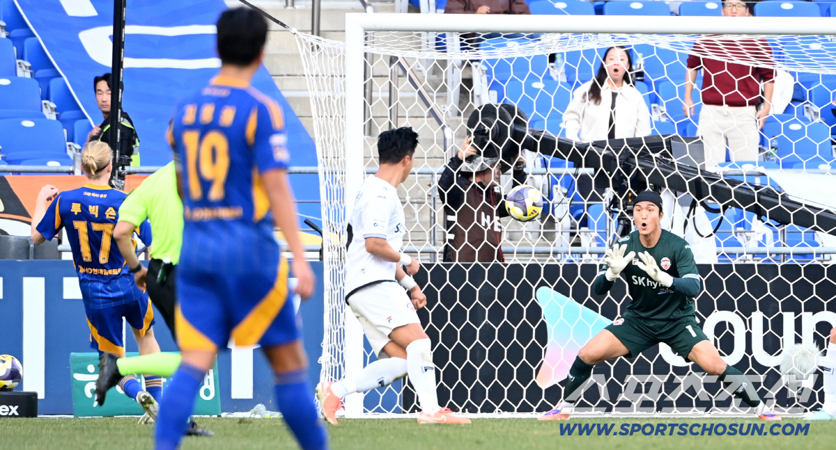 [포토] 골키퍼 정면으로 향한 루빅손 회심의 슛팅!