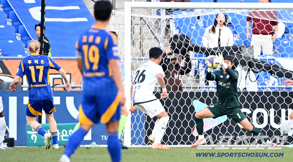 [포토] 루빅손 슛팅 막아내는 김동준의 선방