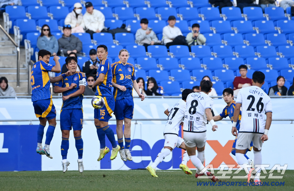 [포토] 이창민 프리킥을 막아라!