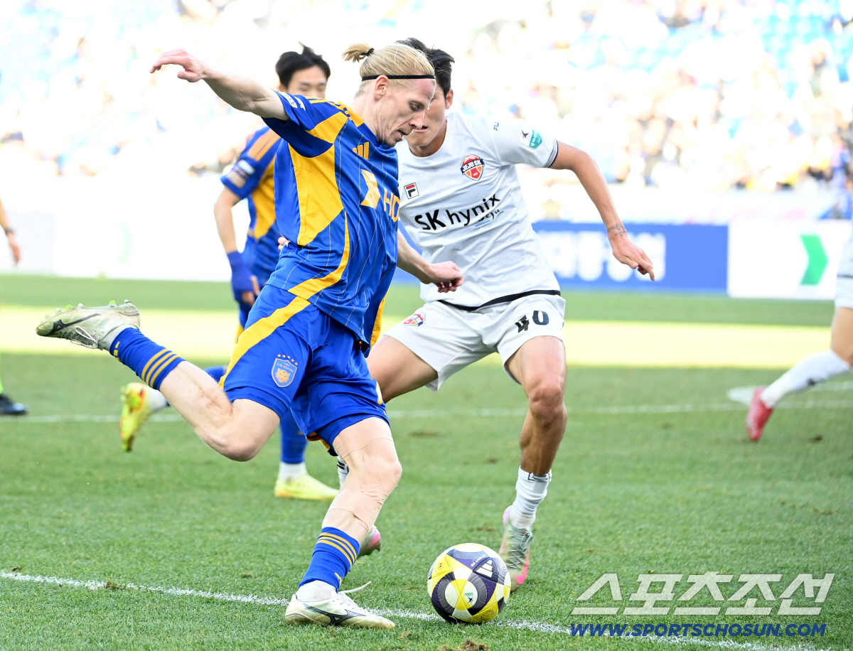 [포토] 루빅손, 크로스 올려야 하는데