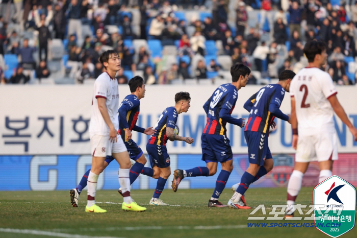 "윌리안 골대2번X옵싸골 2번 불운"수원,광주에 0-1패...10위X부천…