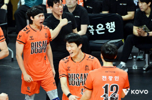 OK 계획대로 되고있어! '차지환 전광인 34득점 합작' OK저축은행, '알리 깜짝복귀' 우리카드 잡고 4위 점프 [부산리뷰]