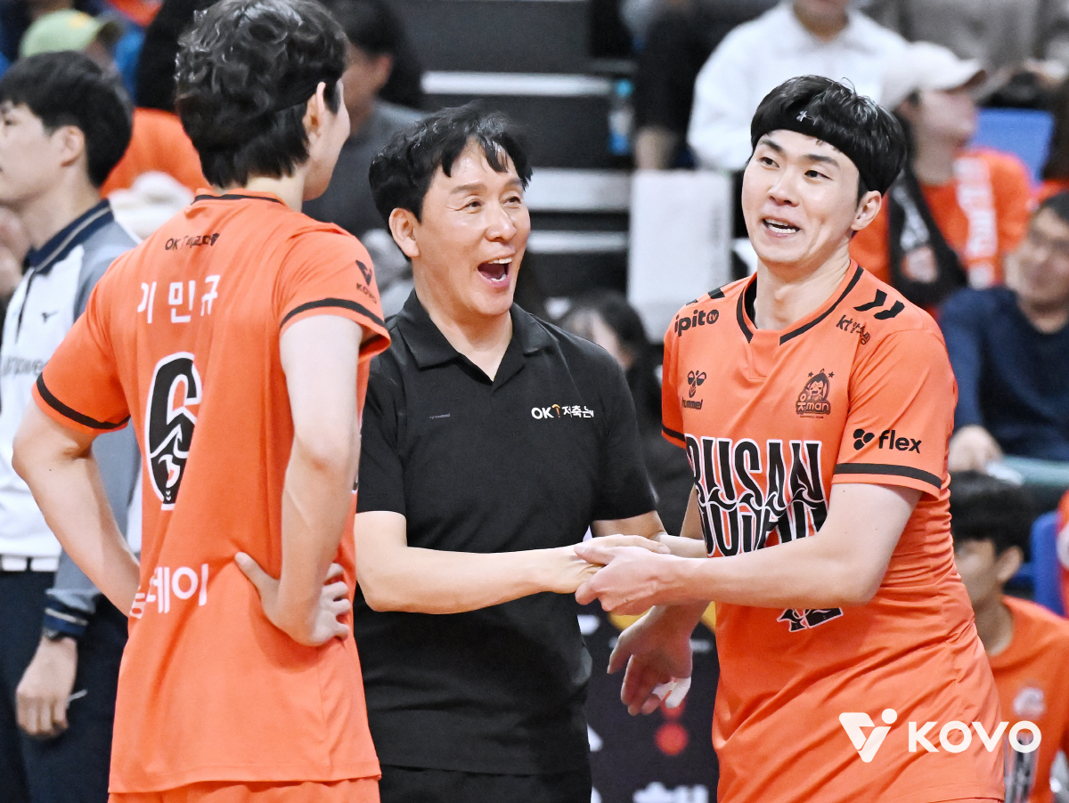 "부산 만원 관중? 선수에겐 큰 복" 빛과 그림자 모두 겪어본 34세 배…