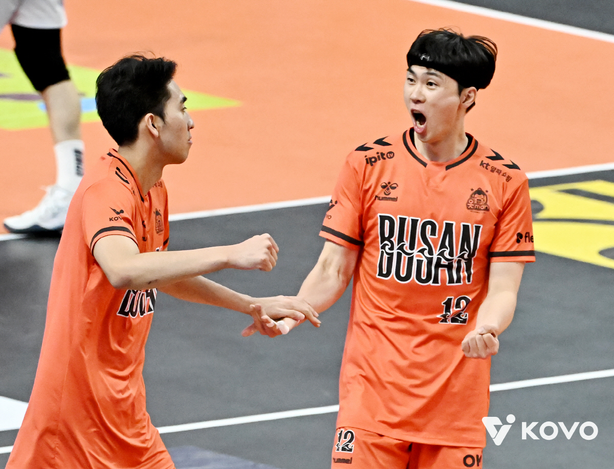 "부산 만원 관중? 선수에겐 큰 복" 빛과 그림자 모두 겪어본 34세 배…