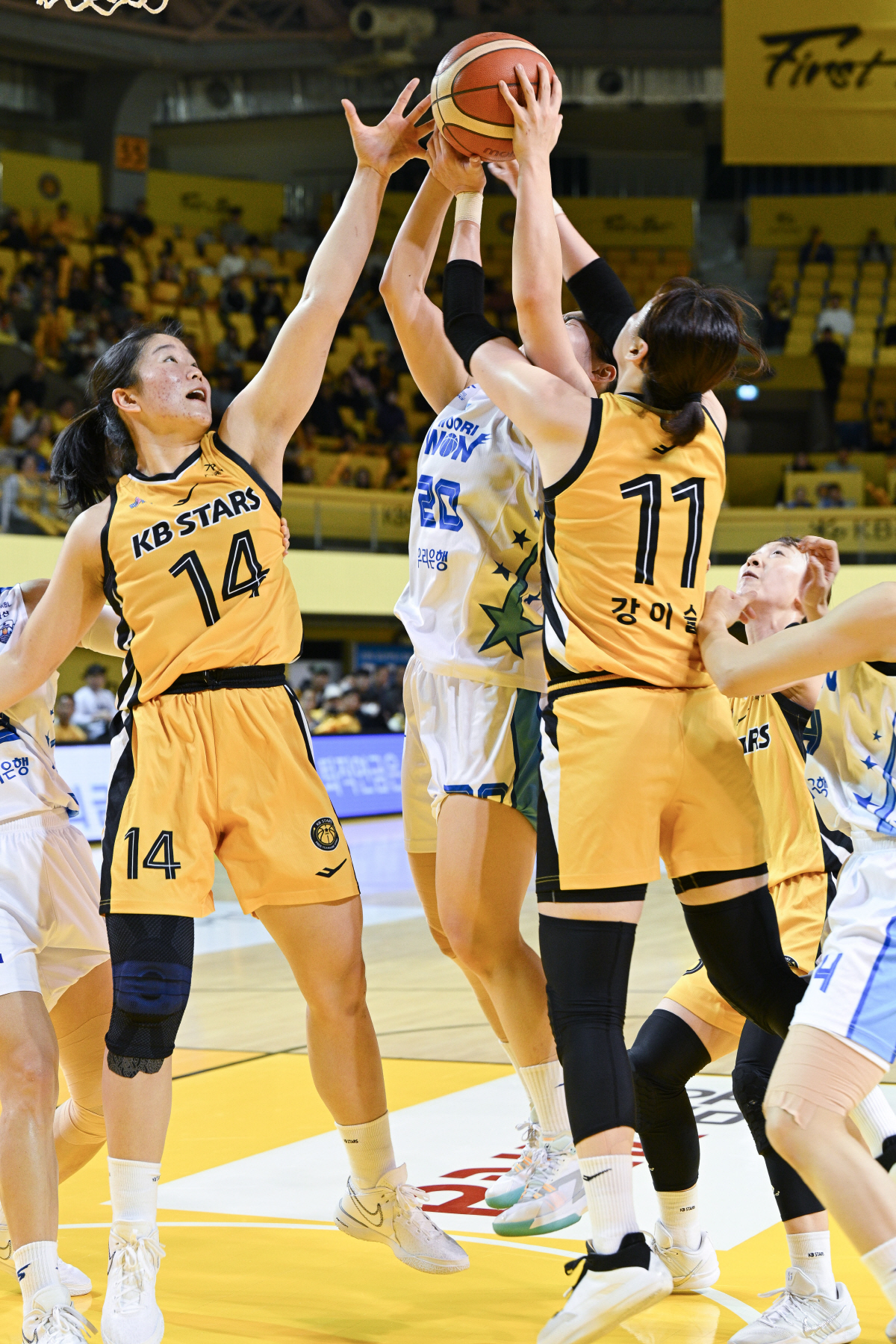 [현장분석] 강이슬 vs 김단비 '에이스 쇼다운' 강이슬 끝내 웃었다. …