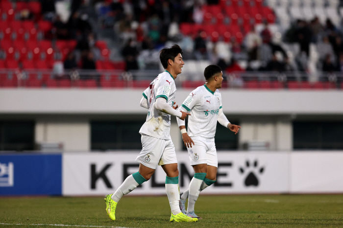 [현장리뷰]"이제는 대전시대!" 황선홍 감독의 대전하나시티즌, 김천 상무 3-0 잡고 '창단 첫 준우승' 환호