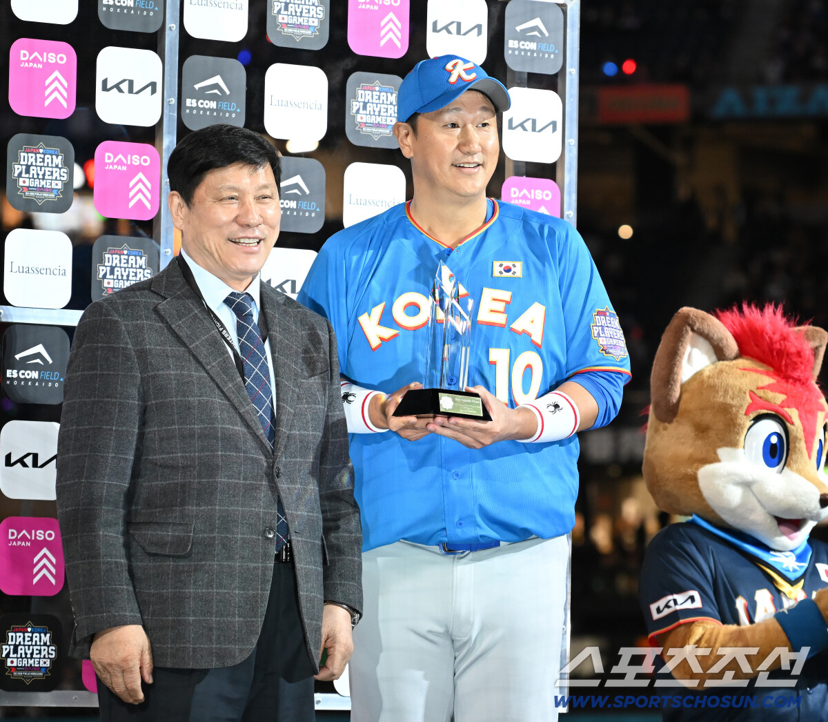 2루타 2개에 예고 홈런까지. '조선의 4번타자'가 또한번 일본 맹폭. …