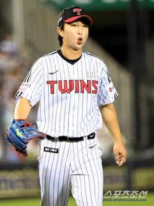 '10승' 1차지명→70억 FA 보상 선수→'팔꿈치 수술' KS 합류 불발까지…이름까지 바꿨다 