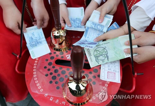 연말 구세군 자선냄비 종 울린다…취약계층에게 기부금 전달