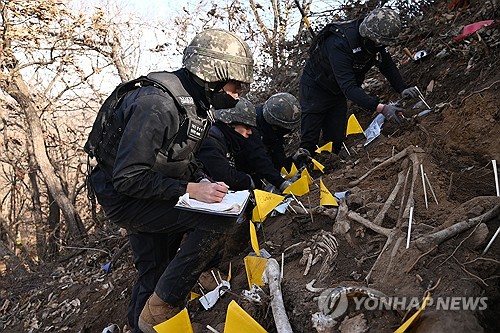 (서울=연합뉴스) 국방부는 10월 15일부터 지난달 28일까지 40여일 동안 중부전선 비무장지대(DMZ) 내 백마고지에서 6·25전쟁 전사자 유해발굴 작업을 실시해 25구의 유해와 1천962점의 유품을 수습했다고 1일 밝혔다. 사진은 유해수습 하는 모습. 2025.12.1 [국방부 제공. 재판매 및 DB 금지] photo@yna.co.kr