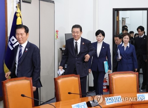 (서울=연합뉴스) 황광모 기자 = 더불어민주당 정청래 대표와 김병기 원내대표가 1일 서울 여의도 국회에서 열린 최고위원회의에 입장하고 있다. 2025.12.1 hkmpooh@yna.co.kr