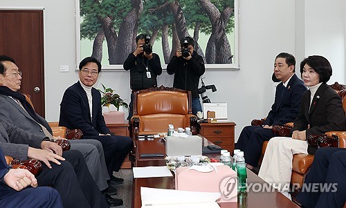 여야, 'D-1' 예산안 담판 돌입…"시한 내 반드시"·"포퓰리즘"
