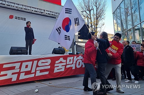 (대전=연합뉴스) 박주영 기자 = 29일 대전 중구 으능정이 거리에서 열린 '국민의힘 민생회복 법치수호 국민대회'에서 양향자 최고위원이 "윤석열 대통령의 계엄은 불법이었다"고 발언하자 당원들이 종이컵을 던지고 야유를 보내는 등 항의했다. 2025.11.29 jyoung@yna.co.kr