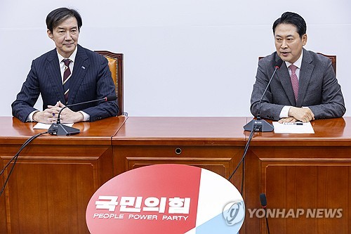 조국 "尹일당과 절연해야"…장동혁 "李정부 잘못에 목소리 내야"