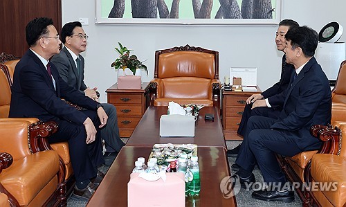 (서울=연합뉴스) 이동해 기자 = 더불어민주당 김병기 원내대표, 문진석 원내운영수석부대표가 국민의힘 송언석 원내대표, 유상범 원내운영수석부대표와 1일 서울 여의도 국회에서 쟁점 예산과 법인세·교육세 인상안을 둘러싼 추가 협상을 위해 회동하고 있다. 2025.12.1 eastsea@yna.co.kr