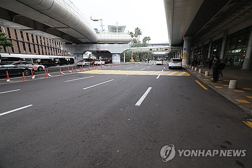 (제주=연합뉴스) 박지호 기자 = 제주국제공항 도착층 불법주정차 단속유예 시간이 5분에서 1분으로 단축된 1일 오전 제주국제공항 도착층 앞 도로가 평소와 달리 한산한 모습이다. 2025.12.1 jihopark@yna.co.kr