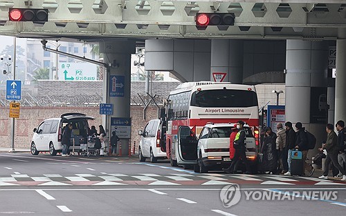 (제주=연합뉴스) 박지호 기자 = 제주국제공항 도착층 불법주정차 단속유예 시간이 5분에서 1분으로 단축된 1일 오전 제주국제공항 도착층 앞 도로에서 이용객들이 승합차에 짐을 싣고 있다. 2025.12.1 jihopark@yna.co.kr