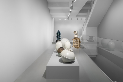 구멍 내고, 허물고, 깨뜨리고…전통 도예의 미학에 도전하다