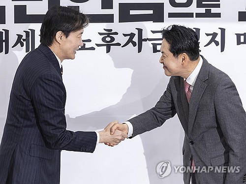 (서울=연합뉴스) 황광모 기자 = 국민의힘 장동혁 대표(오른쪽)와 조국 조국혁신당 대표가 1일 국회에서 만나 악수하고 있다. 2025.12.1 hkmpooh@yna.co.kr