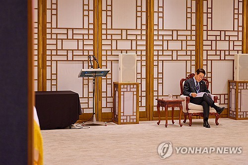(서울=연합뉴스) 대통령실은 이재명 대통령이 지난 15일 서울 용산 대통령실에서 서류검토하는 모습을 16일 SNS에 공개했다. 2025.9.16 [이재명 대통령 SNS. 재판매 및 DB 금지] photo@yna.co.kr