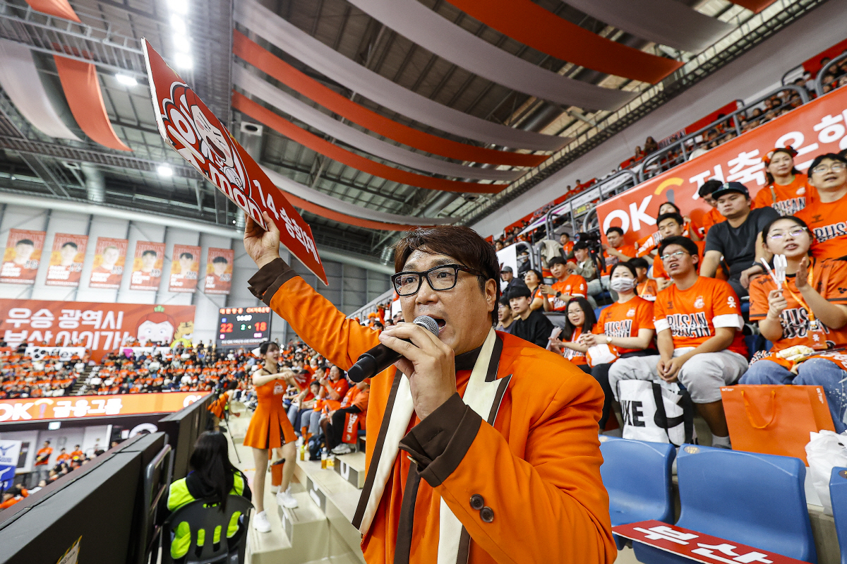 5년만에 부산 뒤덮은 '주황빛' 물결…4067석 매진 → 입석 추가판매까…