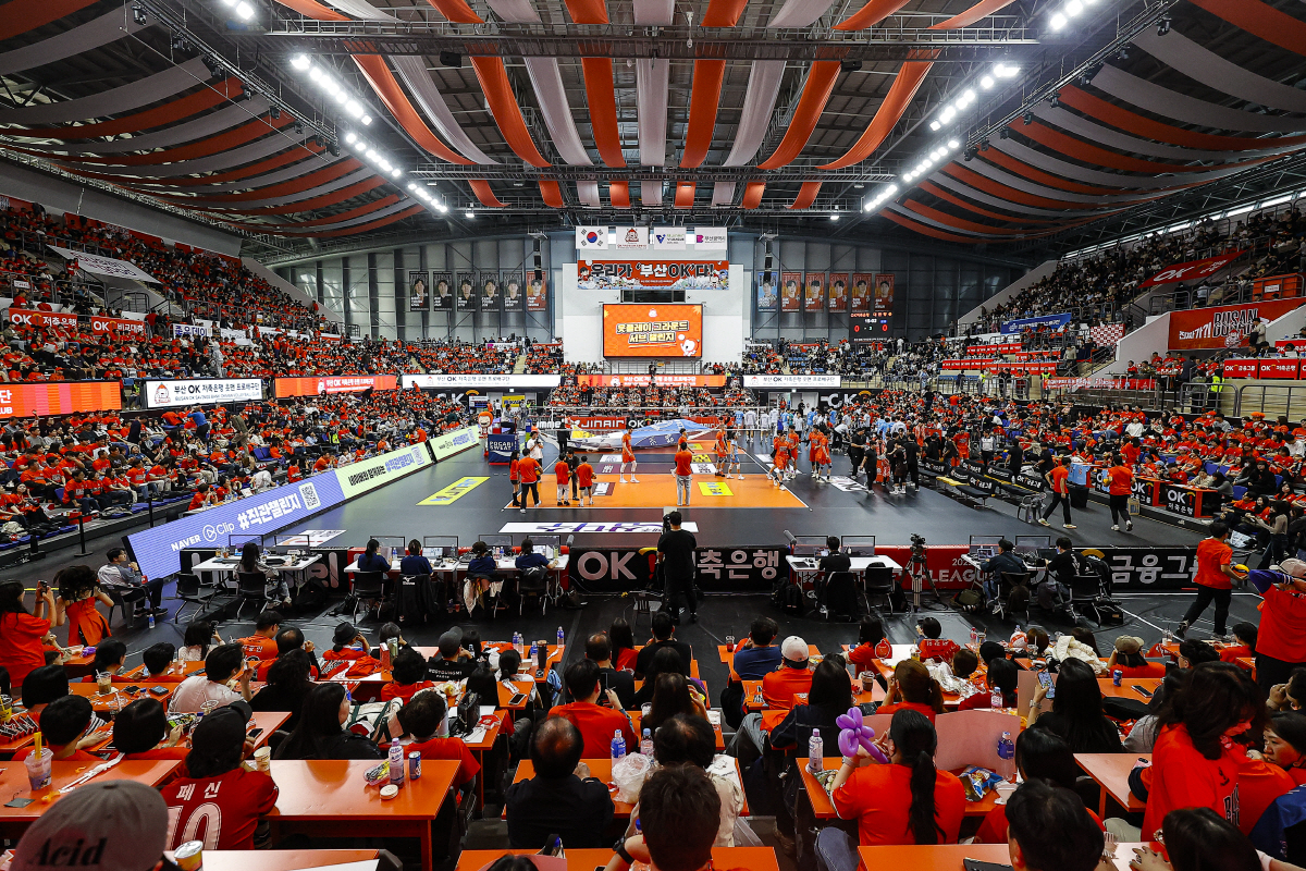 5년만에 부산 뒤덮은 '주황빛' 물결…4067석 매진 → 입석 추가판매까…