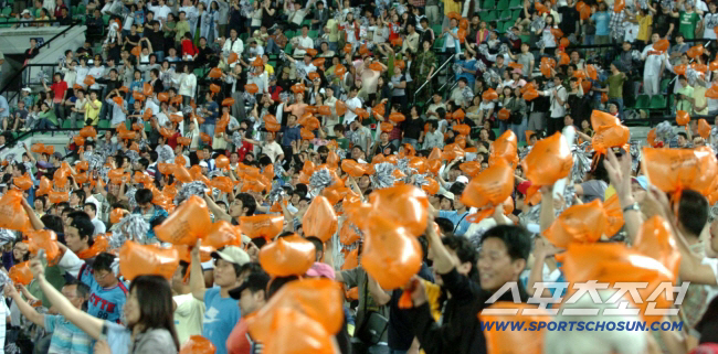 5년만에 부산 뒤덮은 '주황빛' 물결…4067석 매진 → 입석 추가판매까…