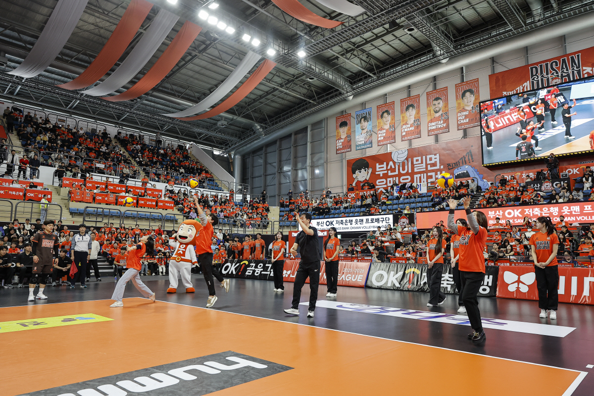 5년만에 부산 뒤덮은 '주황빛' 물결…4067석 매진 → 입석 추가판매까…