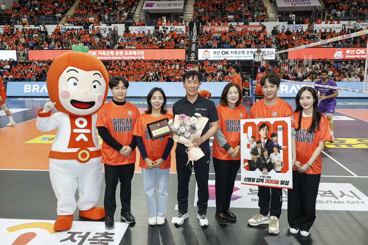 5년만에 부산 뒤덮은 '주황빛' 물결…4067석 매진 → 입석 추가판매까…