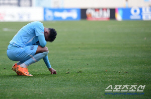 선수와 감독, 구단 수뇌부 모두 고개 숙였다...대구, 응원과 비판 공존했던 '강등의 순간'→공식 사과문도 발표