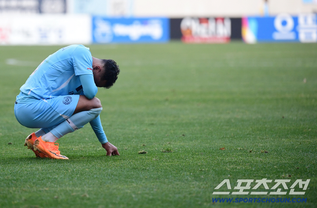 선수와 감독, 구단 수뇌부 모두 고개 숙였다...대구, 응원과 비판 공존…
