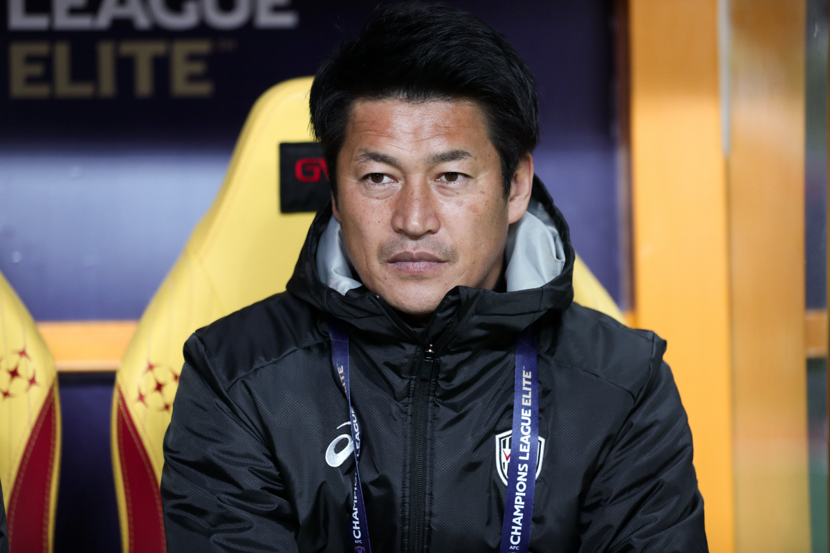 '울산 부임설' 요시다 감독, 한국행 무산? 日매체 "시미즈와 최종협상 …