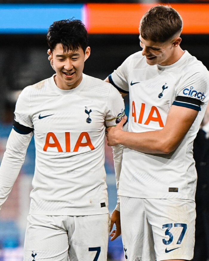 英 독점, 흥민이 형 정답을 알려줘! 토트넘 선수단 긴급 소집, 야유 사…