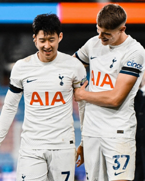 英 독점, 흥민이 형 정답을 알려줘! 토트넘 선수단 긴급 소집, 야유 사태 심각 논의 '도대체 팬들은 왜 우리 응원하지 않지?'