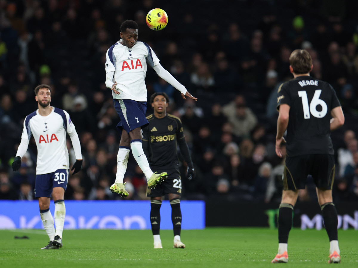 英 독점, 흥민이 형 정답을 알려줘! 토트넘 선수단 긴급 소집, 야유 사…
