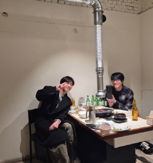 성시경x박서준, 소주병이 대체 몇개야..발그레한 얼굴로 술자리 인증